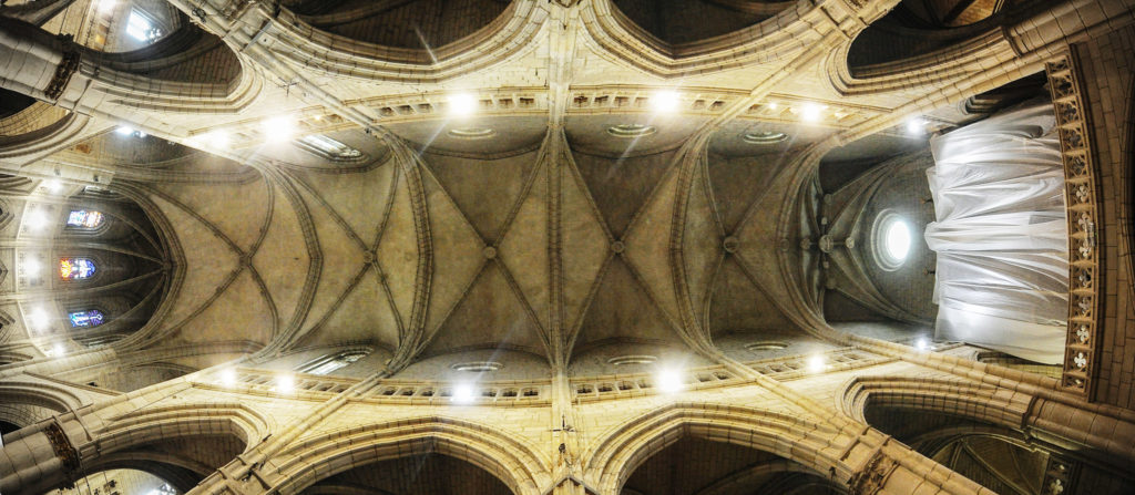 Fotografía panorámica del interior de la Catedral de Santa María de Vitoria - Gasteiz