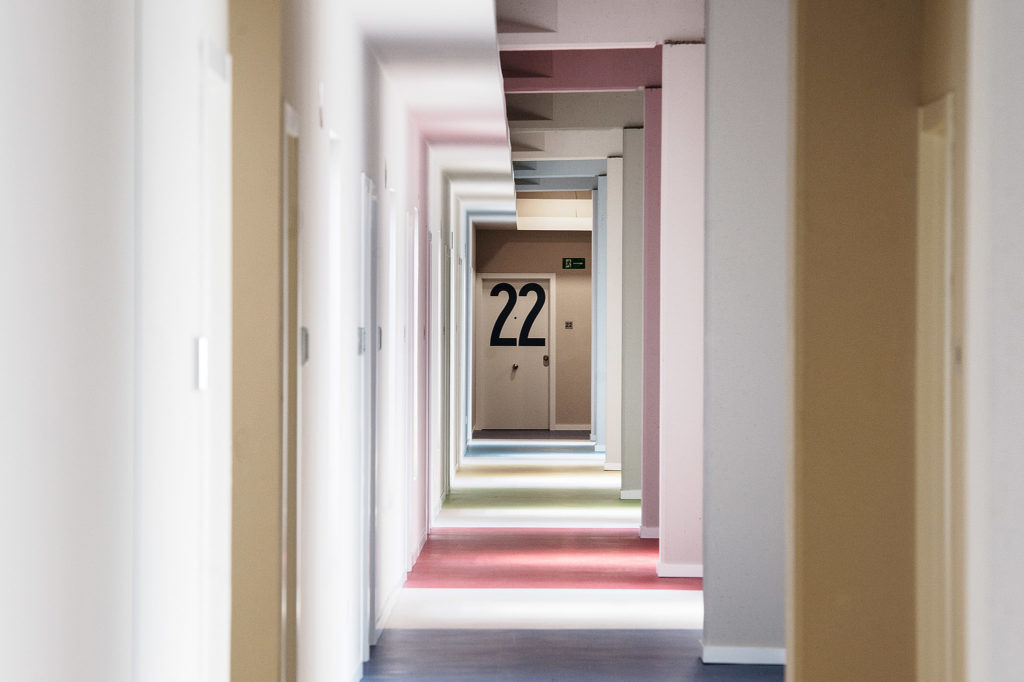 Fotografía del pasillo de los Apartamentos turísticos DIVÁN. Vitoria