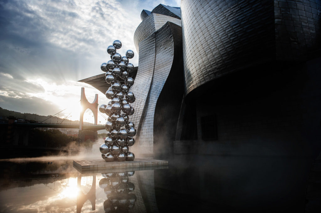 Fotografía del exterior del Museo Guggenheim al amanecer en Bilbao. País Vasco