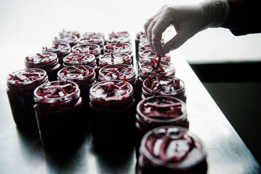 Fotografía de embotado de remolacha en la Conservera Maskilu de Zeberio