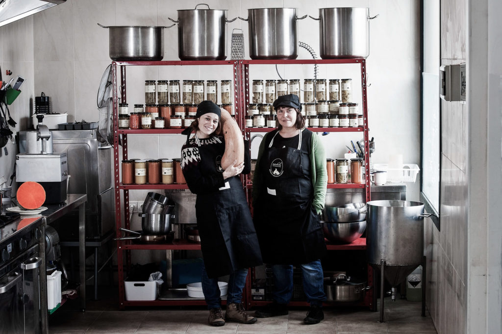 Fotografía de retrato de Nadia Ayuso y Mar Garrote en la Conservera Maskilu de Zeberio. País Vasco