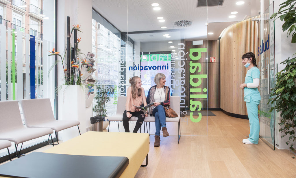 Fotografía de la Sala de Espera de Klinik, Centro Médico y Dental. Vitoria