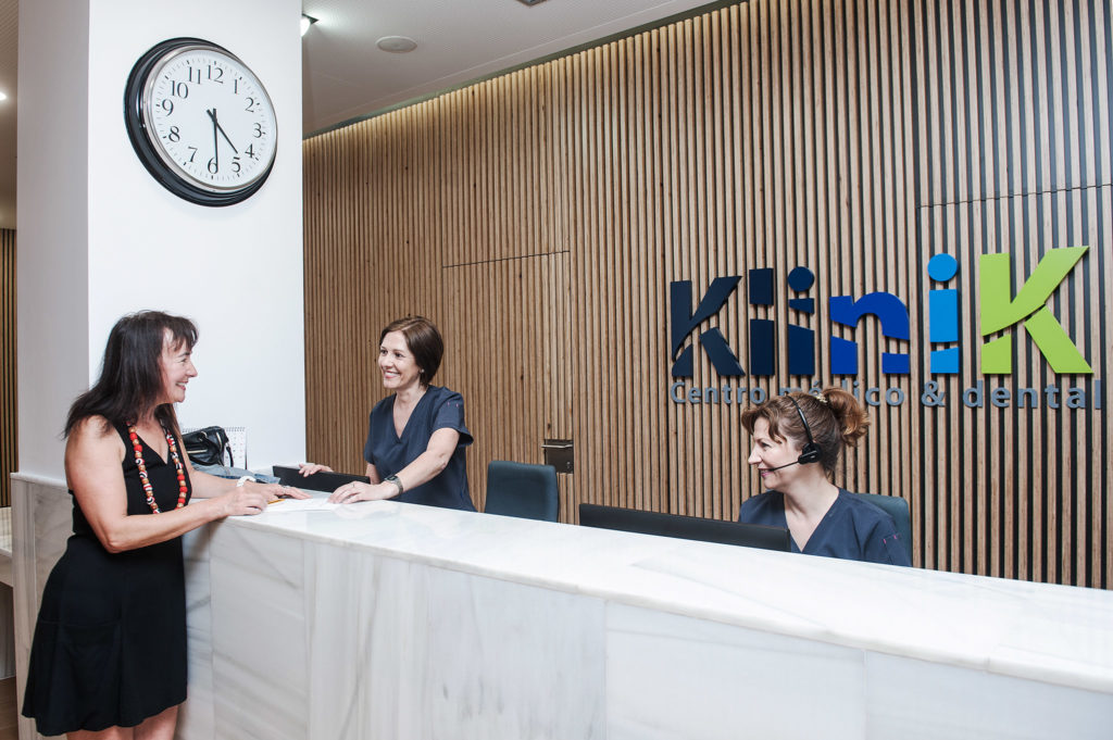 Fotografía de la Recepción de Klinik, Centro Médico y Dental. Vitoria