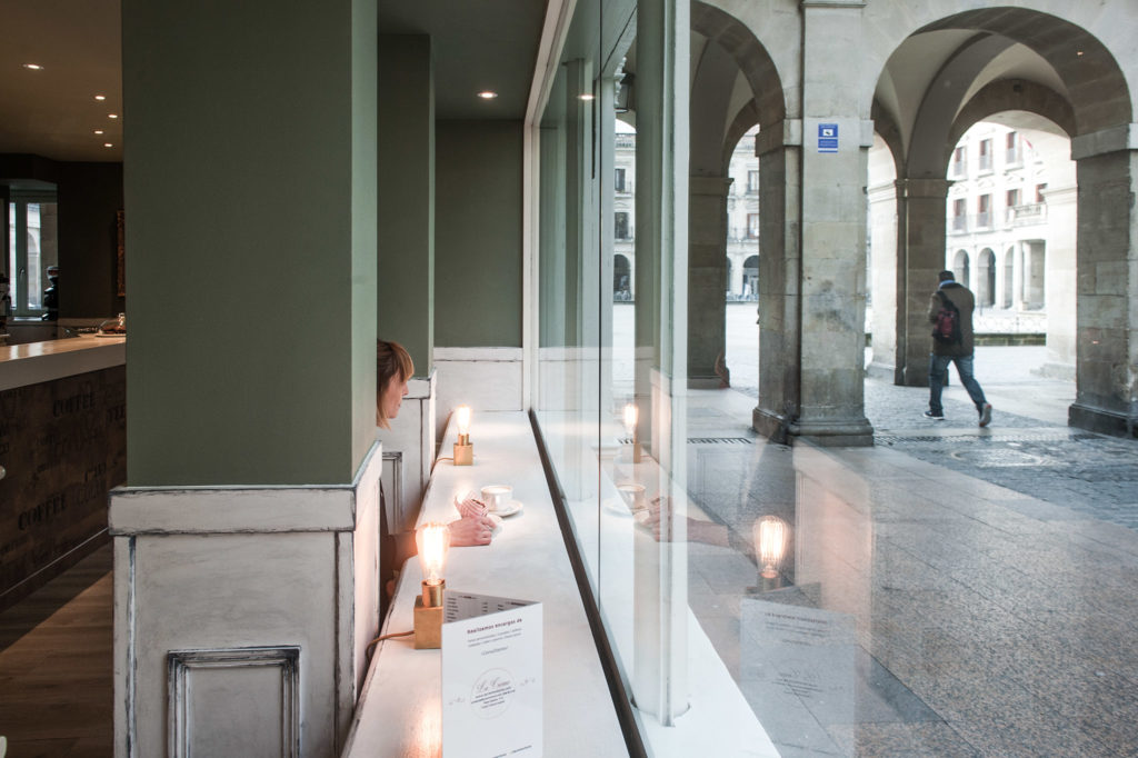 Fotografía del interior/exterior de La Crème, cakes & coffee. Vitoria