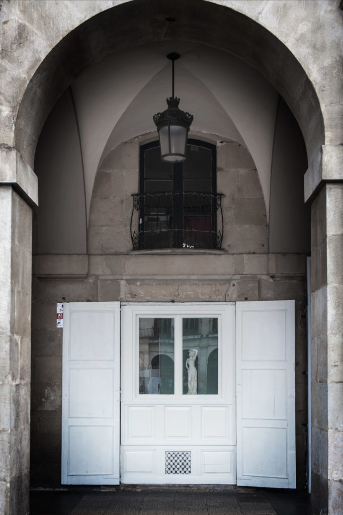 Fotografía de detalle del exterior de La Crème, cakes & coffee. Vitoria