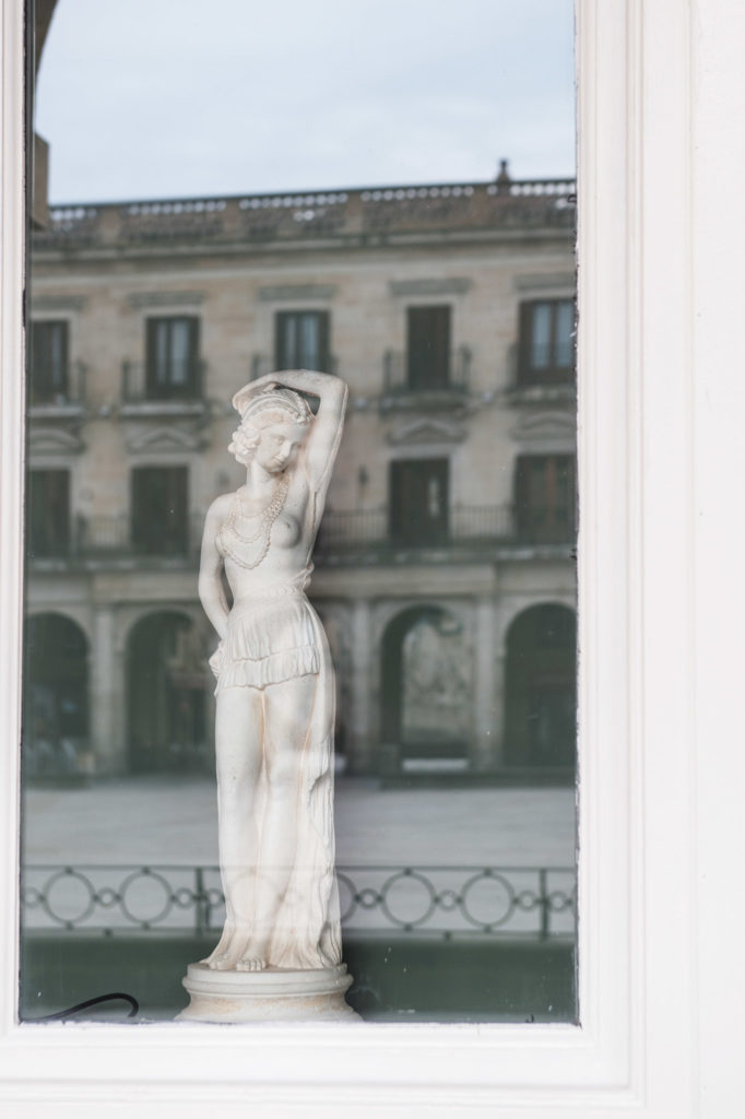 Fotografía de detalle del exterior de La Crème, cakes & coffee. Vitoria