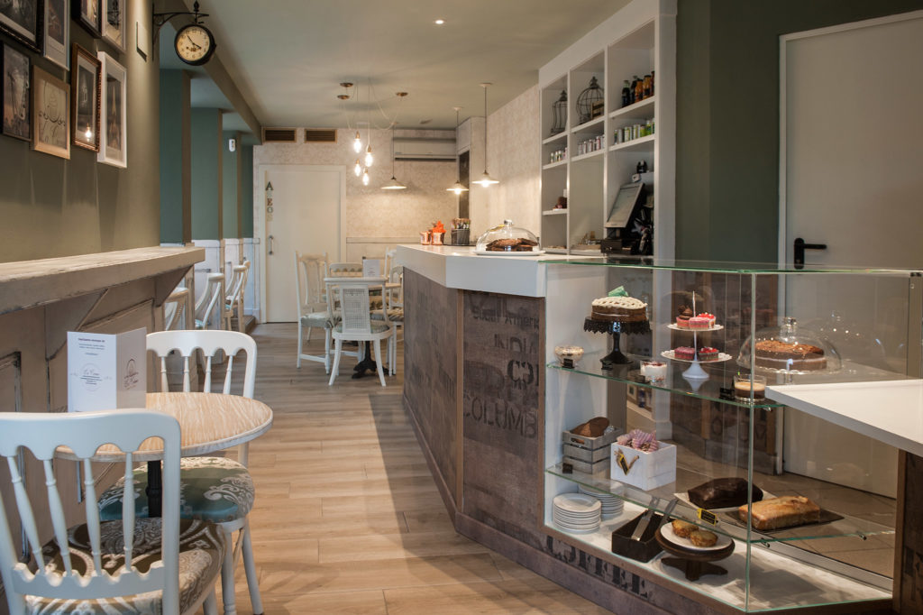 Fotografía del interior de La Crème, cakes & coffee. Vitoria