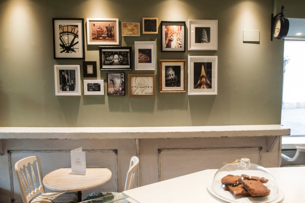 Fotografía de detalle del interior de La Crème, cakes & coffee. Vitoria