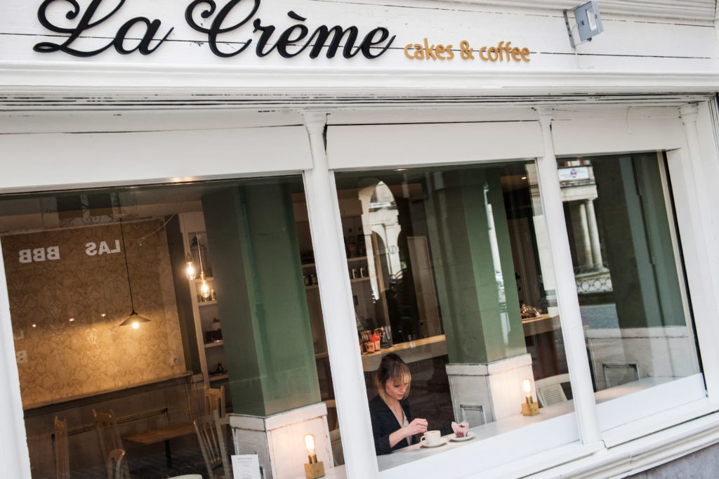 Fotografía del interior/exterior de La Crème, cakes & coffee. Vitoria