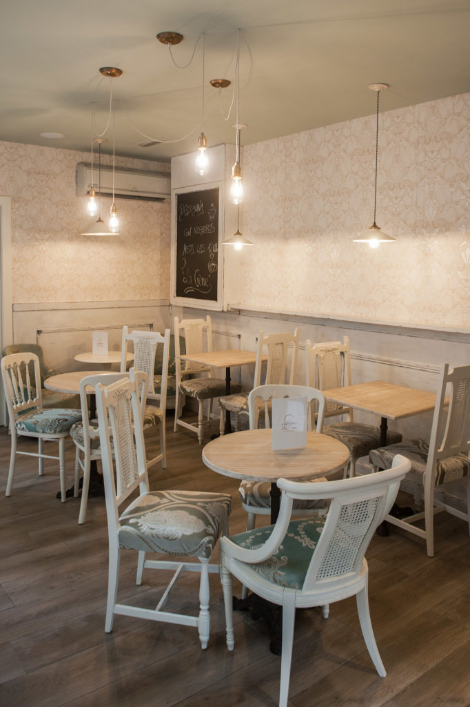 Fotografía del interior de La Crème, cakes & coffee. Vitoria