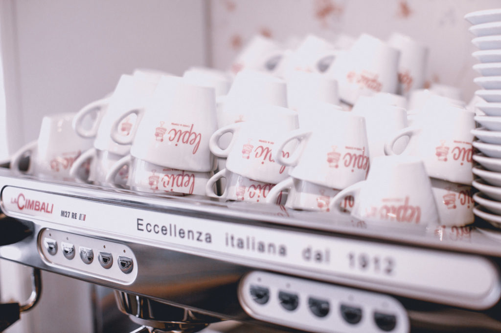 Fotografía de detalle del interior de Lèpic, cakes & coffee. Repostería creativa.