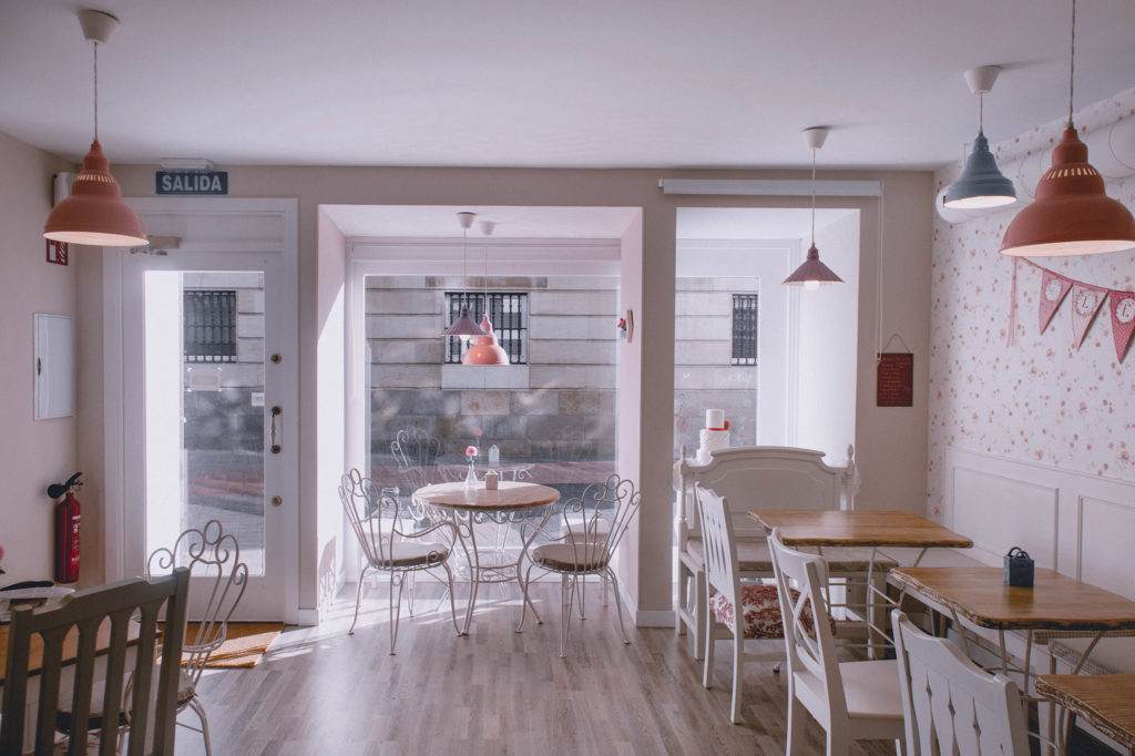 Fotografía del interior de Lèpic, cakes & coffee. Repostería creativa.
