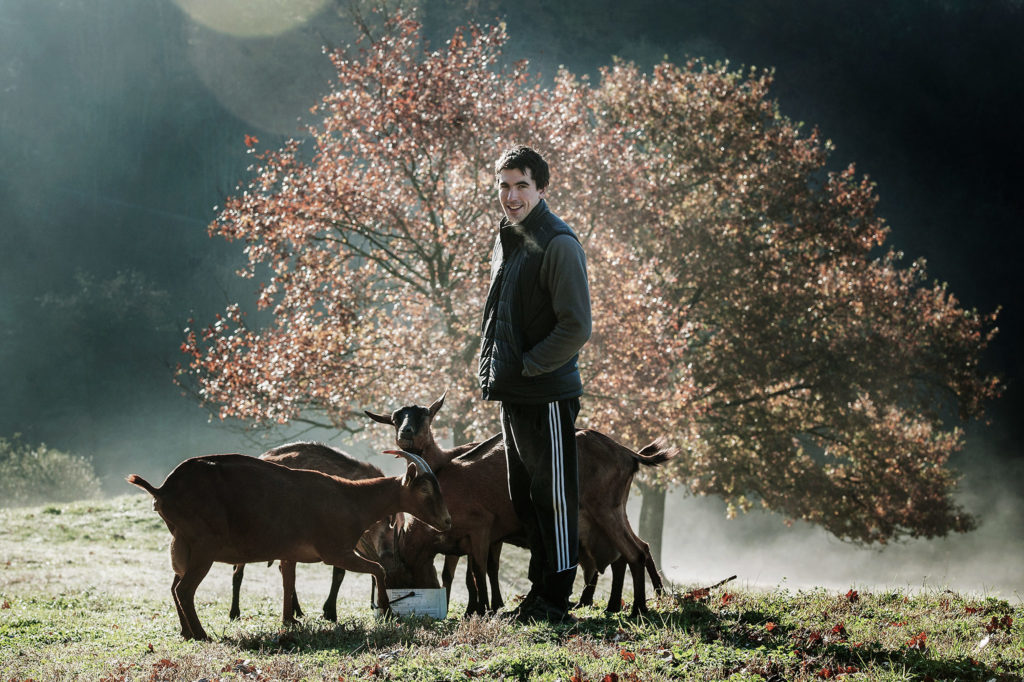 Fotografía de retrato de Kepa Agirregoikoa productor de queso en Amorebieta - Etxaniz. Bizkaia. País Vasco