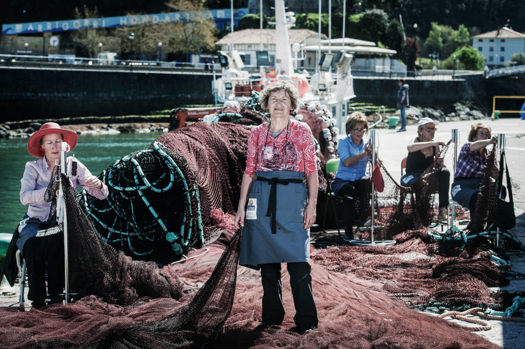 Fotografía de retrato de las mujeres rederas en el Puerto de Ondarroa. Bizkaia. País Vasco