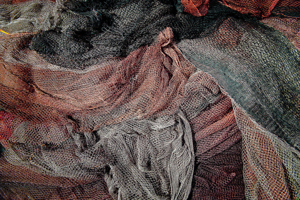 Fotografía de la redes de las mujeres rederas en el Puerto de Ondarroa. Bizkaia. País Vasco