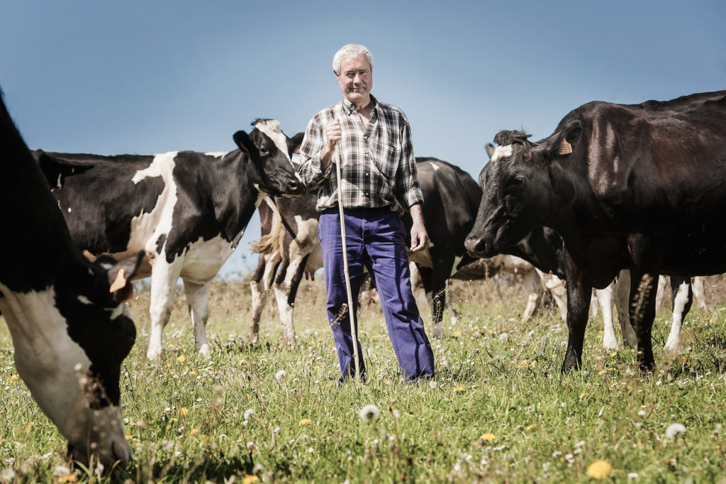 Fotografía de retrato de Cesar Varela, productor de lácteos ecológicos en Vista Alegre Baserria. Valle de Carranza. País Vasco