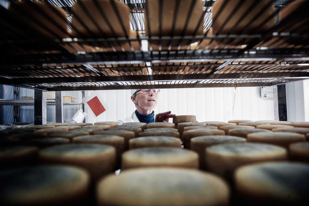 Fotografía de Helen Groome, productora de lacteos ecológicos en Vista Alegre Baserria. Valle de Carranza. País Vasco